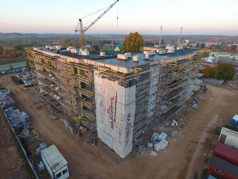 Dźwig budowlany, blok mieszkalny