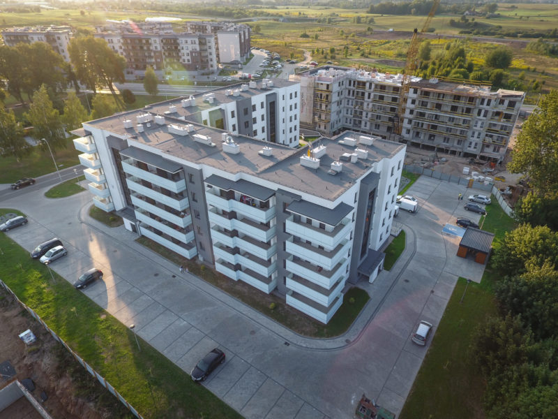 Bora Komorowskiego 14 w Ełku (w tle budowa Bora Komorowskiego 16)